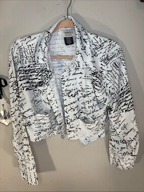 Thrill White Cropped Script-Print shirt vintage 1980 cropped top